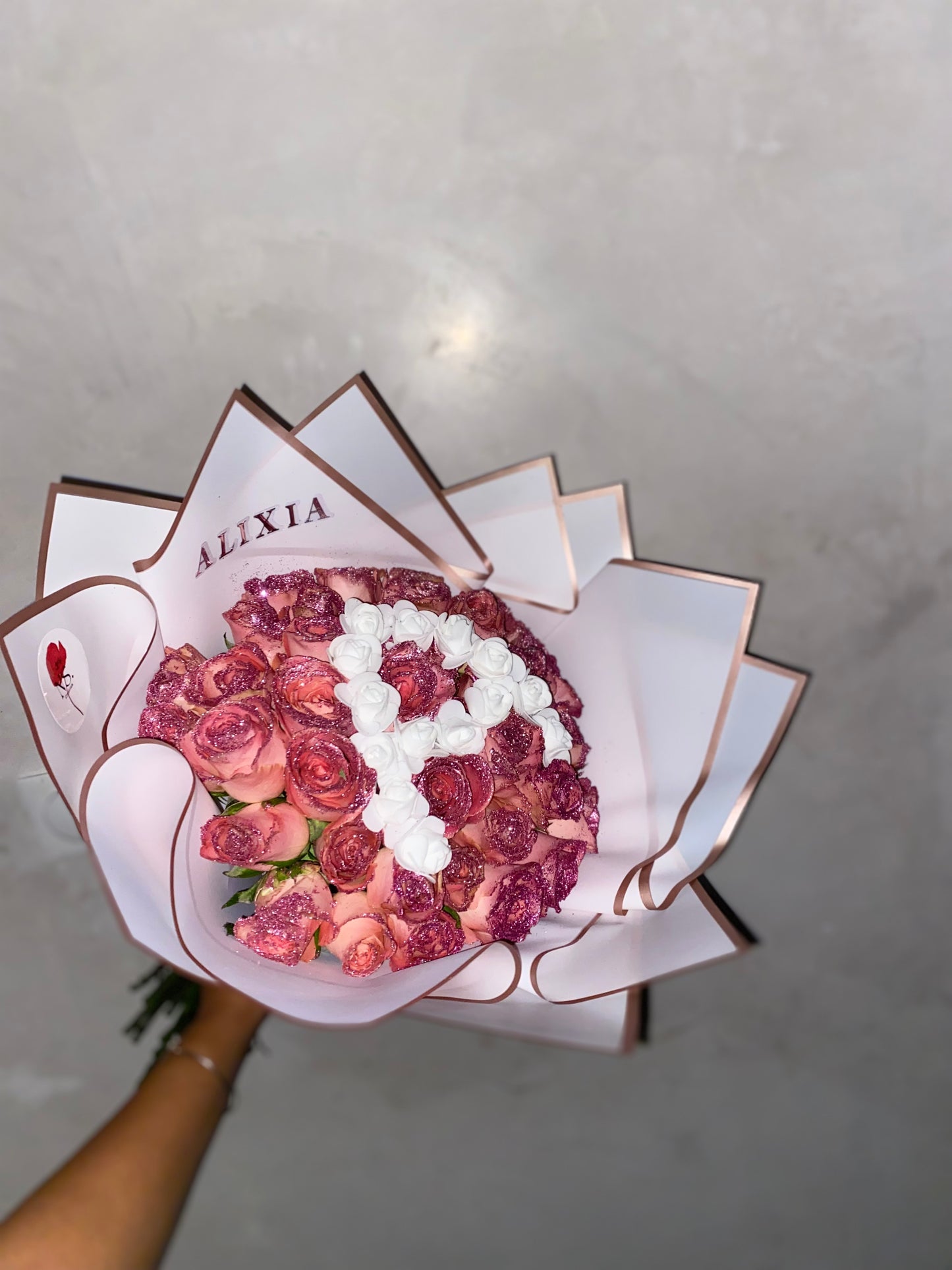 Bouquet de fleurs fraiches rose à personnaliser avec prénom sur l'emballage