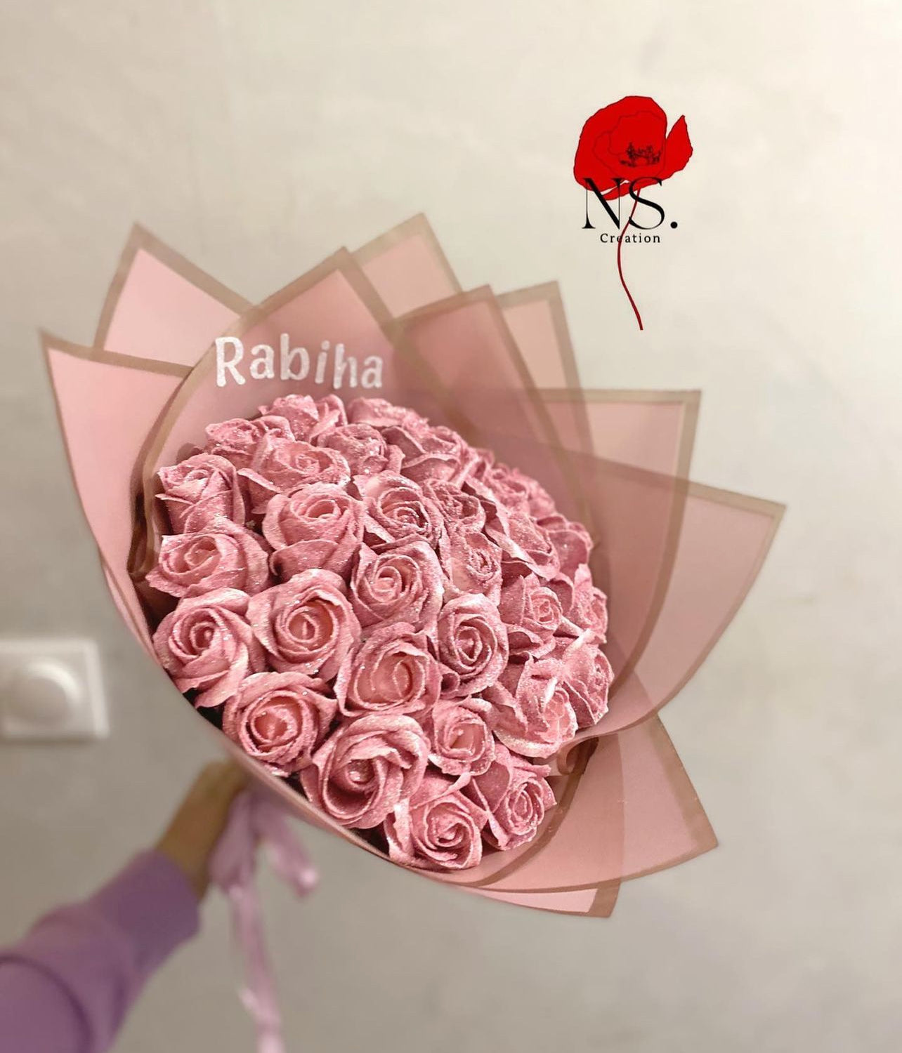 Bouquet de rose éternelles rose paillettes avec prénom sur l'emballage à personnalisé