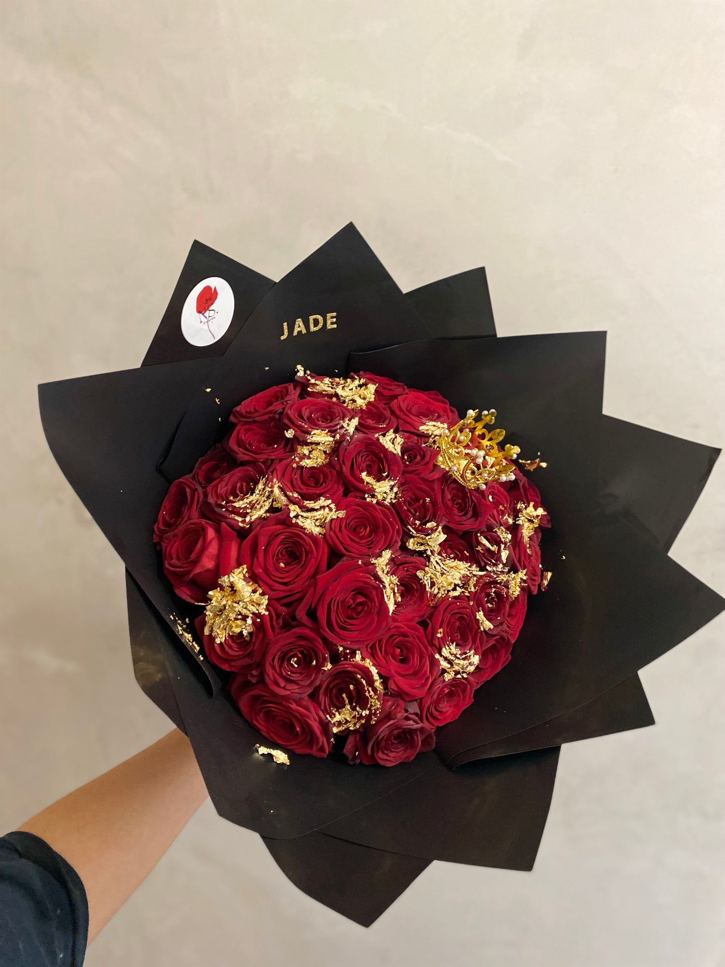 Bouquet de roses rouge à personnaliser avec feuille d or