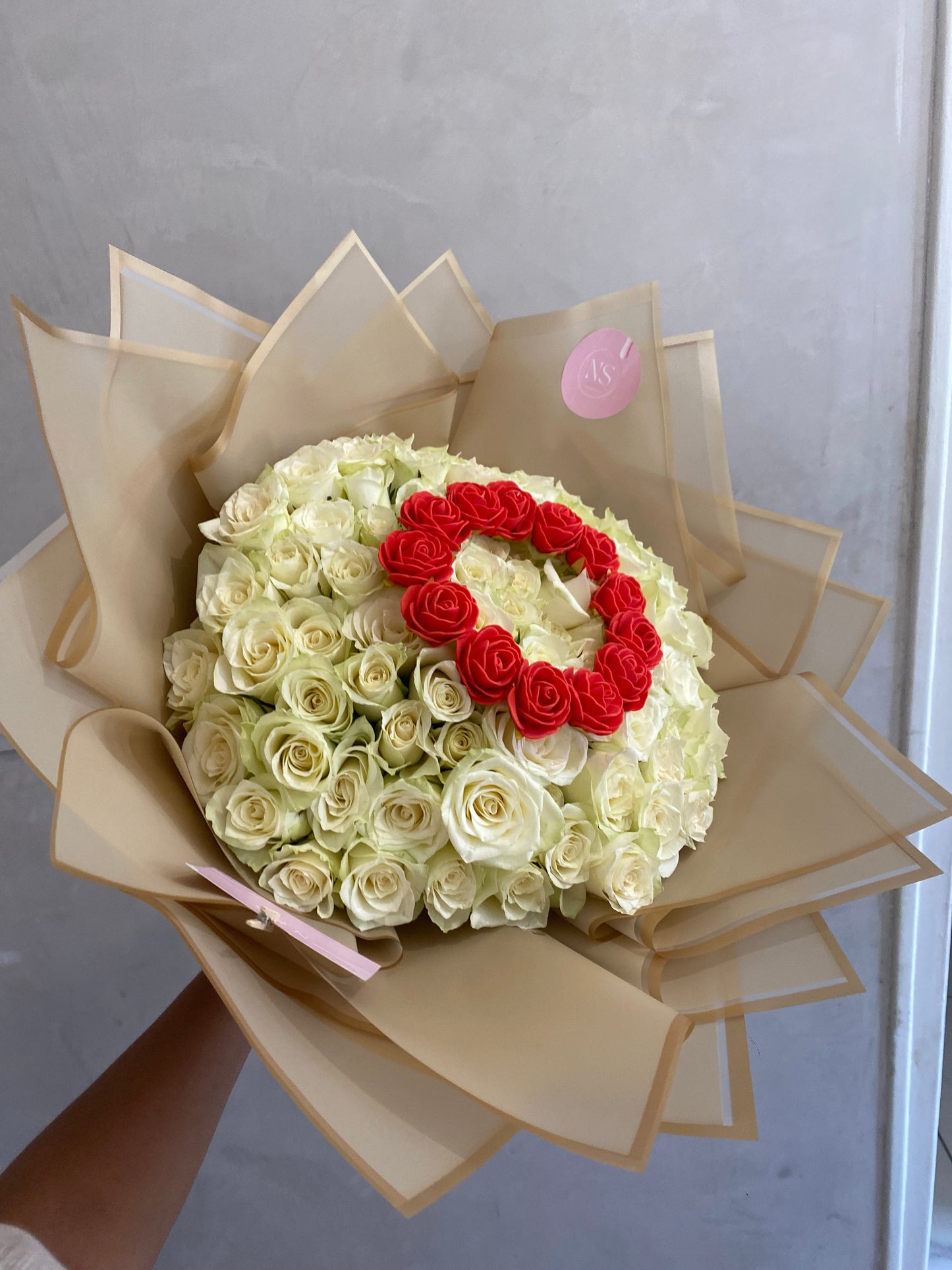 Bouquet de roses fraîches blanches personnalisé avec une lettre