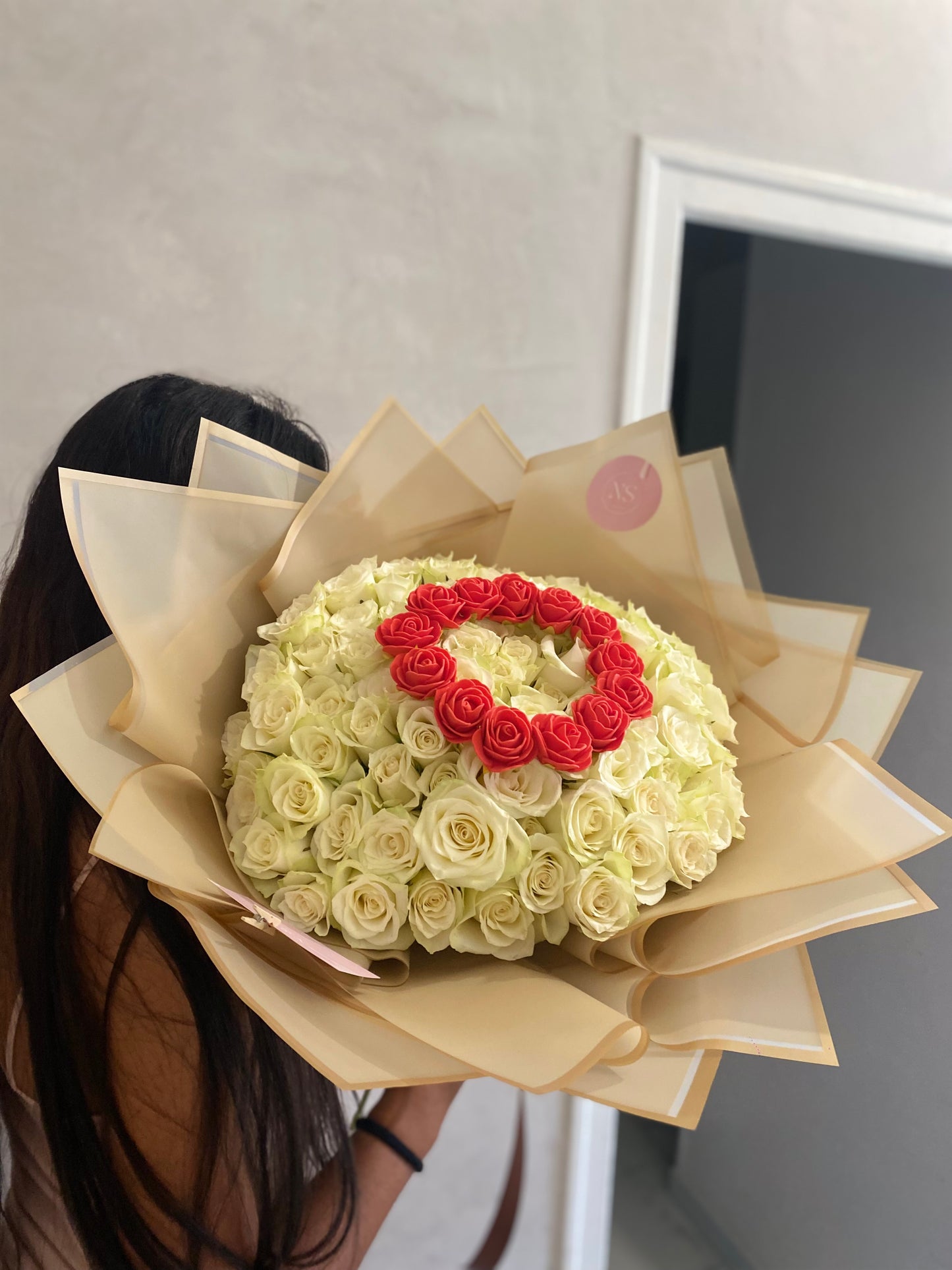 Bouquet de roses fraîches blanches personnalisé avec une lettre