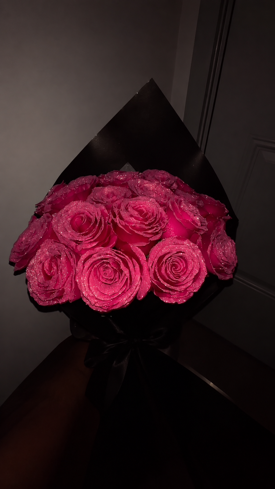 Bouquet Bella de roses roses fraîches en papier noir, ambiance sombre