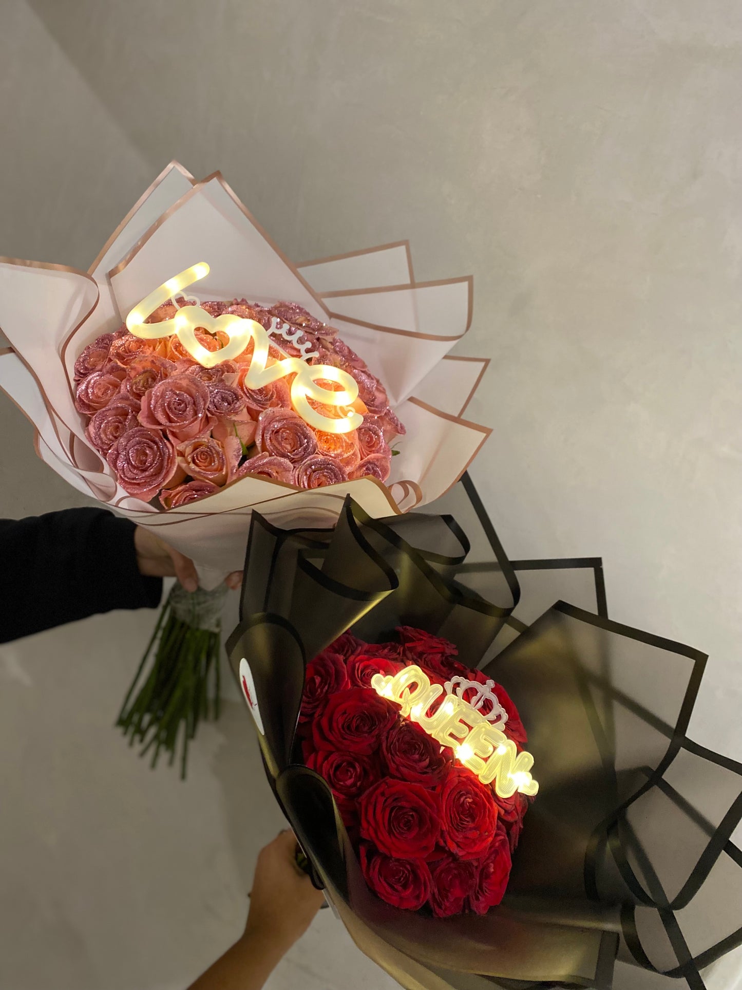 bouquet de rose fraiche avec toppers lumineux