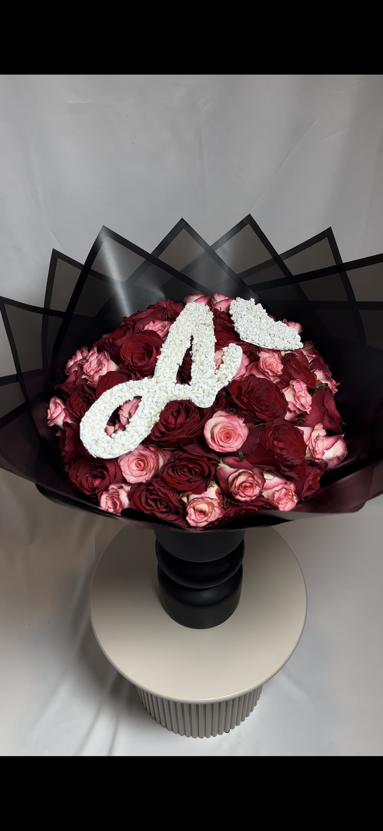 Bouquet de roses fraîches personnalisé avec une lettre en gypsophile