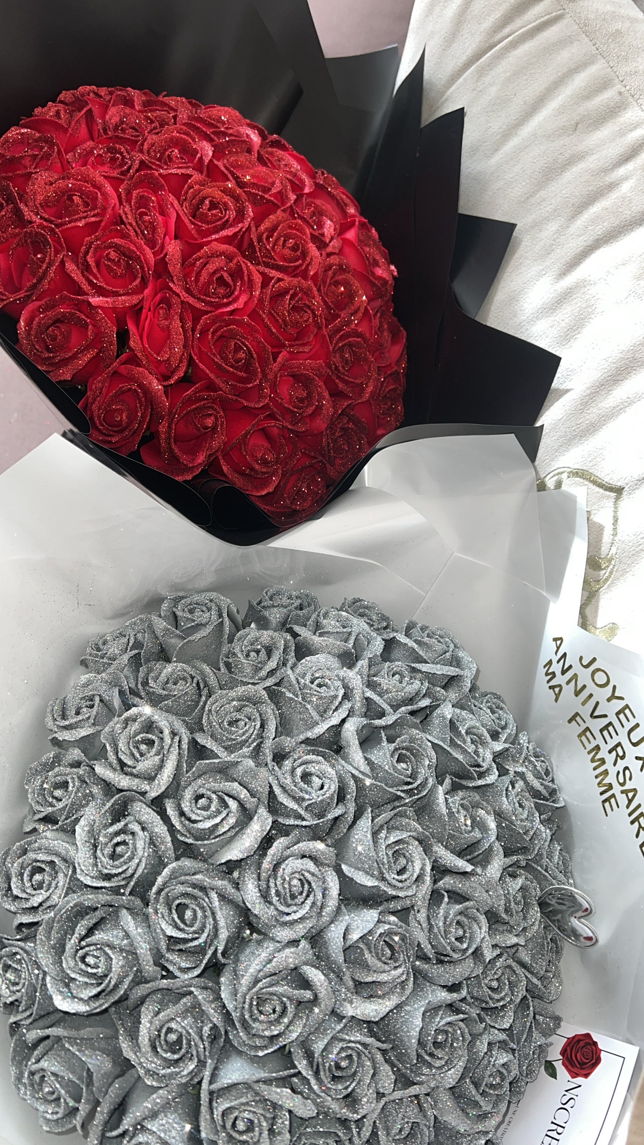 bouquet de roses éternelles savonneuses, argentées avec personnalisation lettre