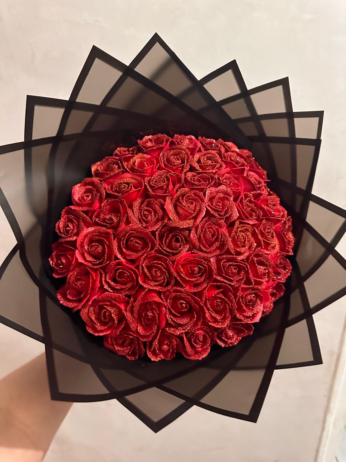 Vue de dessus du bouquet CHIRA de roses éternelles rouges avec emballage noir, photo réelle