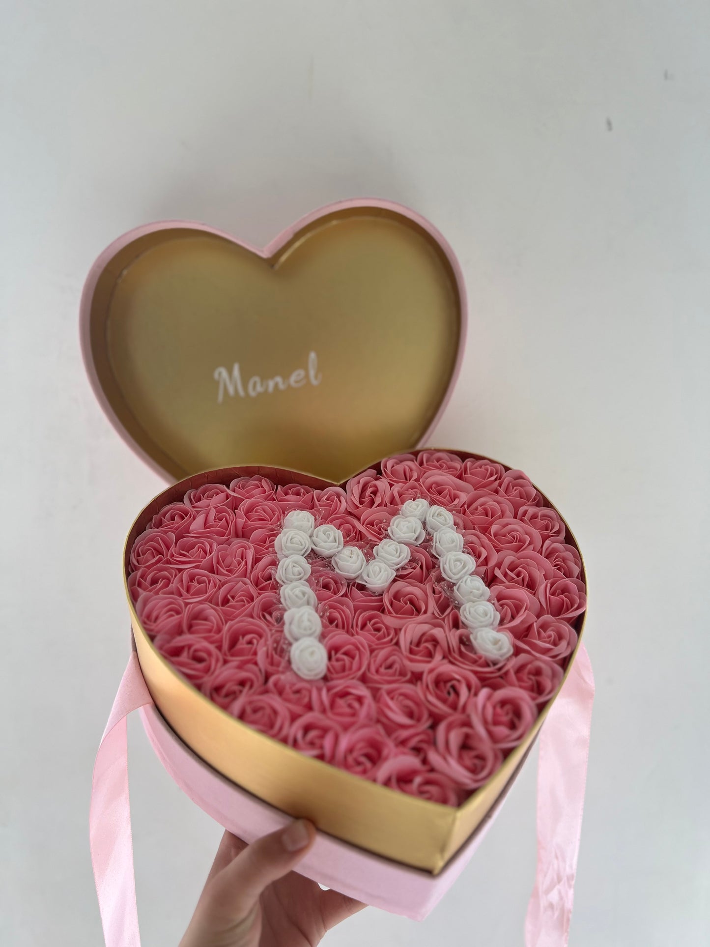 coffret luxueux en forme de coeur cubique noir contient des roses éternelles savonneuses rose