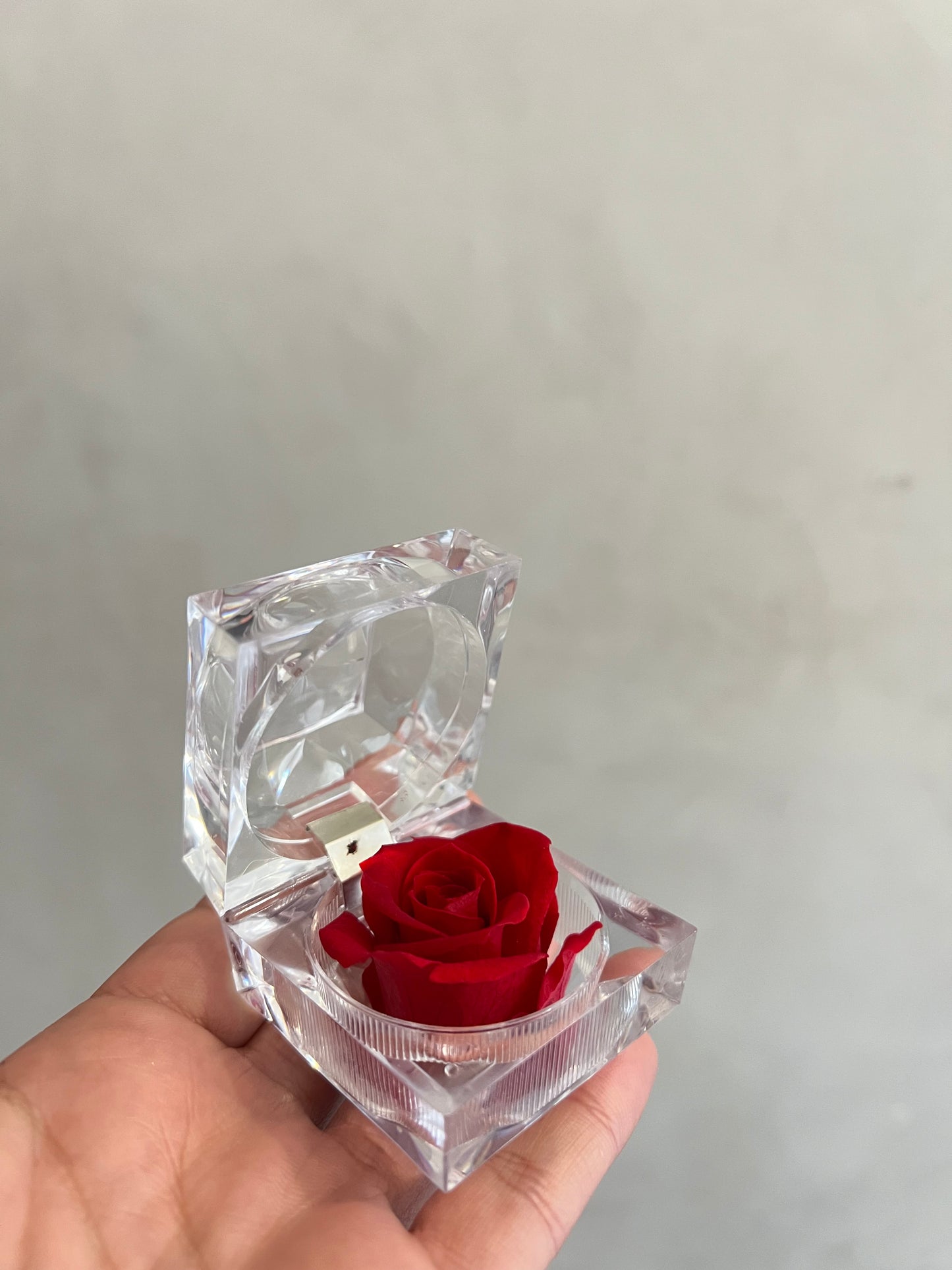 porte-bague orné d'une rose éternelle