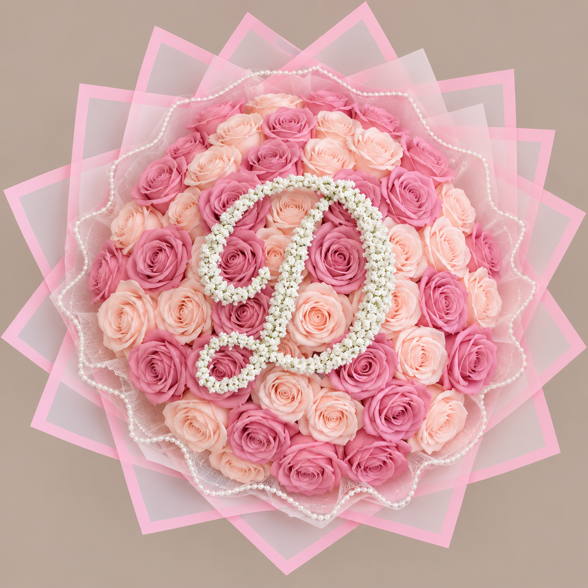 Bouquet ROSINA de 50 roses éternelles roses posé sur fond neutre