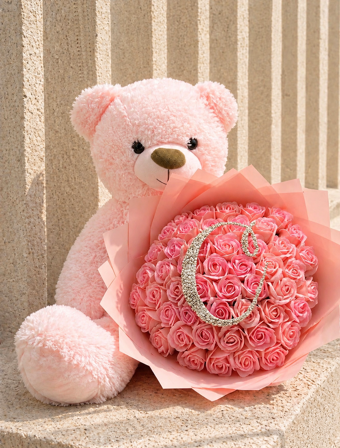 Bouquet SHAINEZ de roses éternelles roses avec lettre perlée en mise en scène