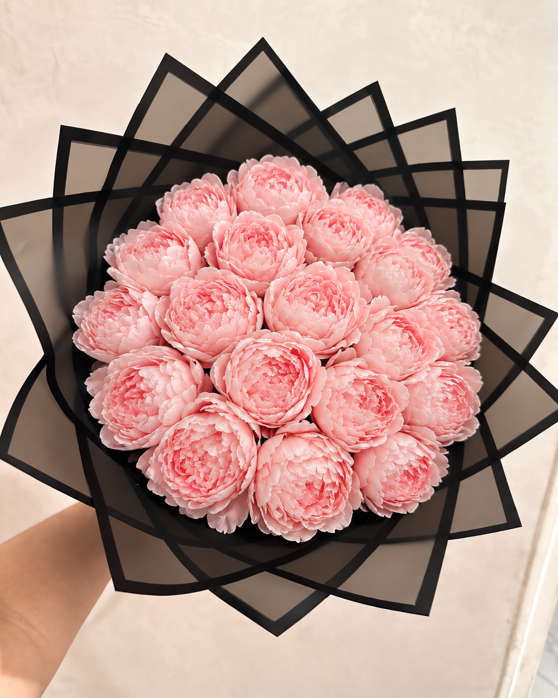 Bouquet YASSMINE de pivoines éternelles rose clair tenu en main, vue de dessus