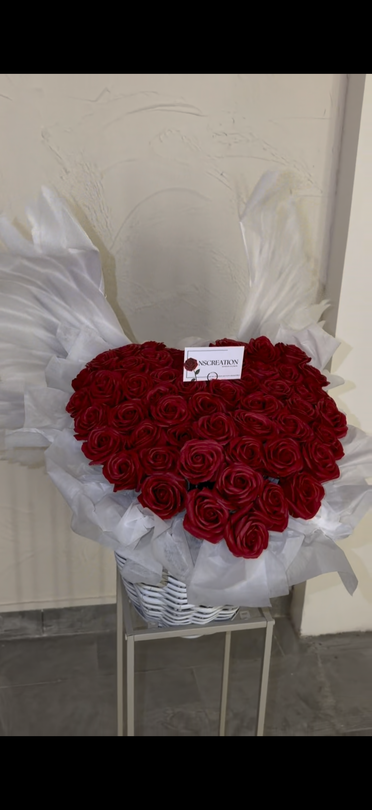 AMORE – Cœur de roses éternelles rouges avec ailes
