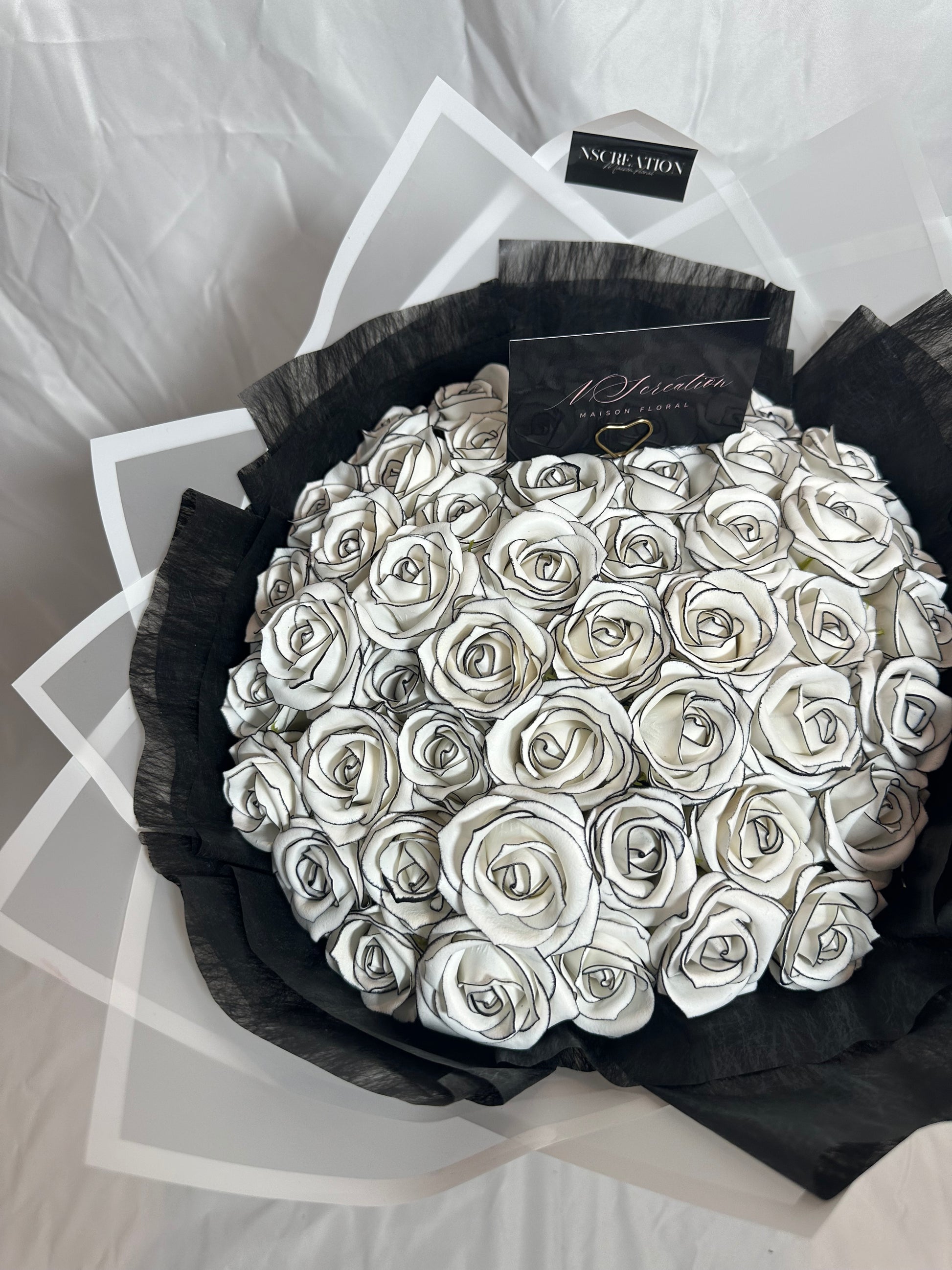 Bouquet chanel roses éternelles blanches avec contour noir et emballage noir et blanc