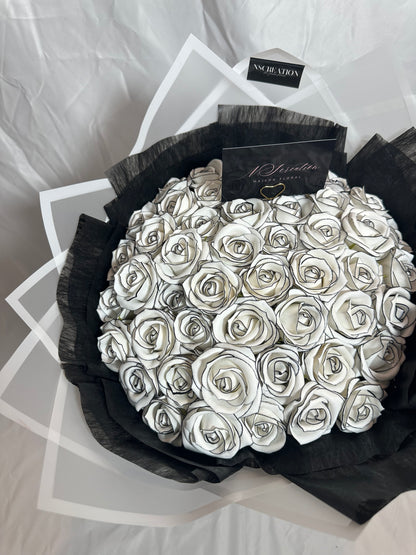 Bouquet chanel roses éternelles blanches avec contour noir et emballage noir et blanc