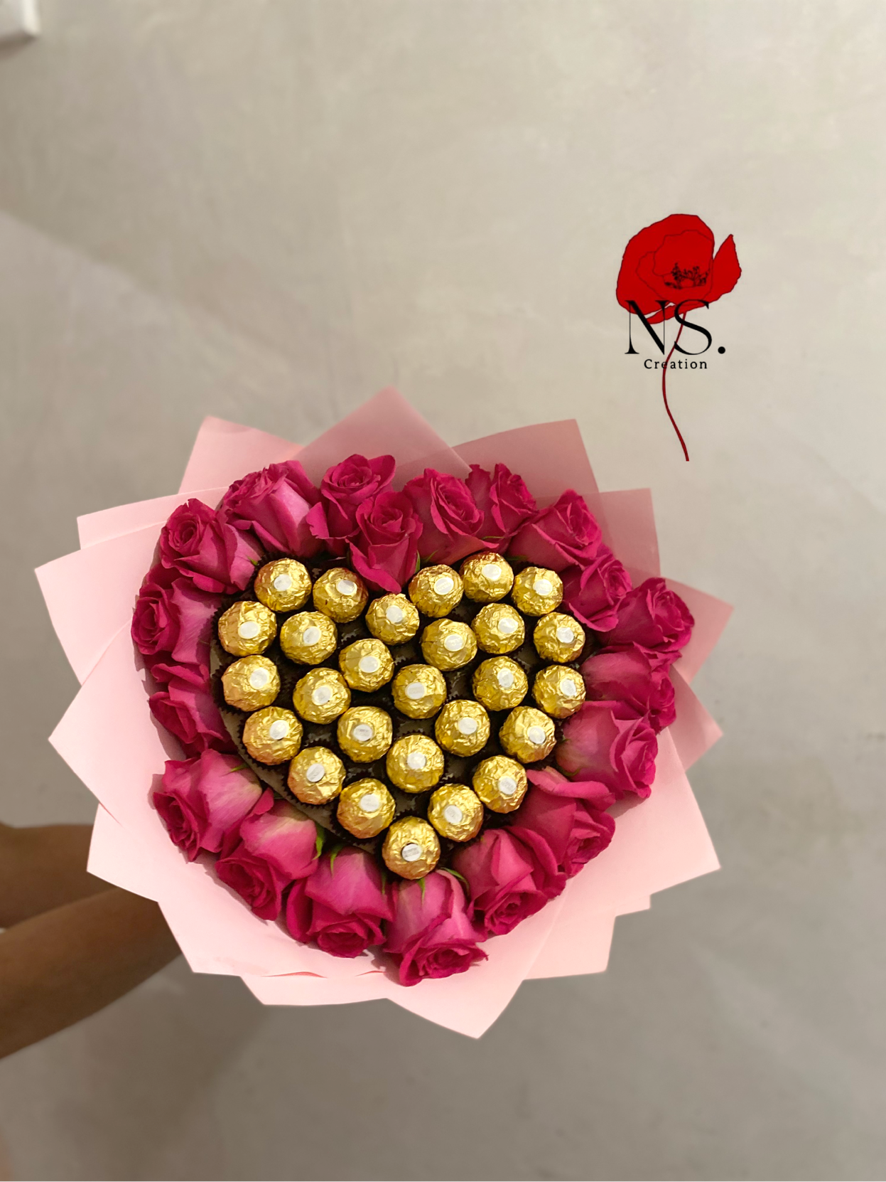 Bouquet de fleurs avec cœur en Ferrero rochers