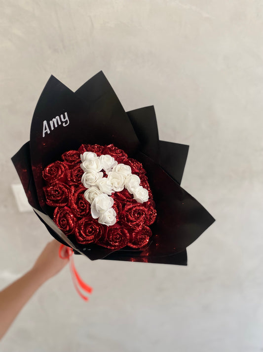 Bouquet de rose éternelles pailletés rouge avec lettre et prénom sur l'emballage à personnalisé 