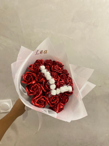 Bouquet de rose éternelles rose paillettes rouge avec lettre