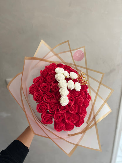 Bouquet de rose éternelles rose rouge avec une lettre