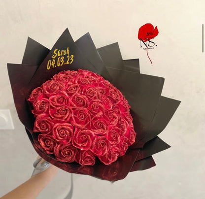Bouquet de rose éternelles rouge paillettes avec prénom sur l'emballage  à personnalisé 