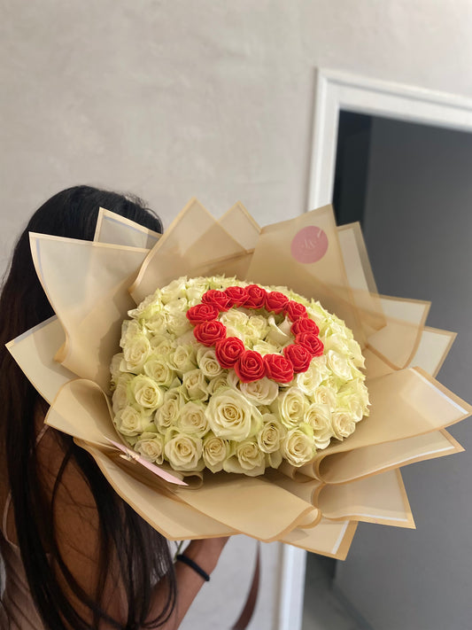 Bouquet de roses fraîches blanches personnalisé avec une lettre  