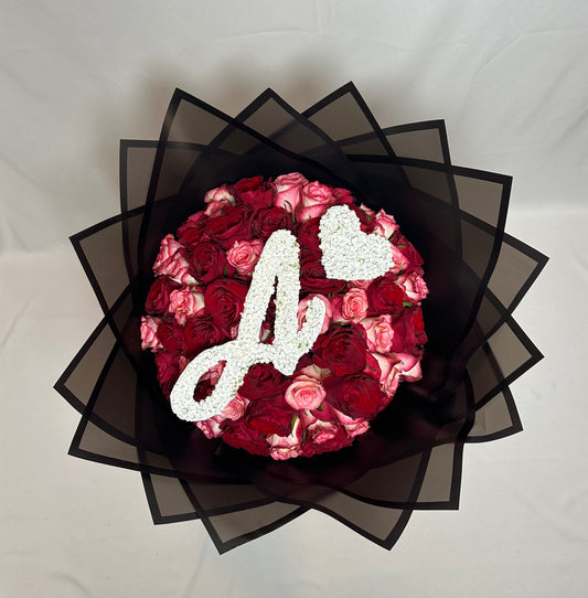 Bouquet de roses fraîches personnalisé avec une lettre en gypsophile 
