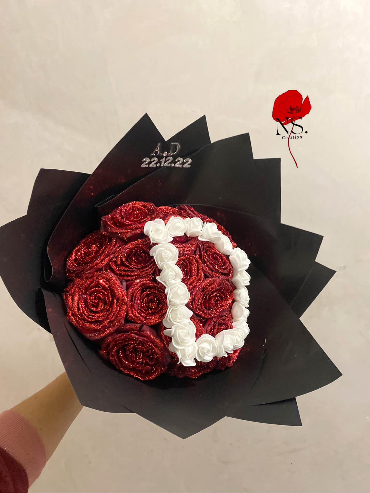 Bouquet de roses fraîches pailleté personnalisé avec une lettre