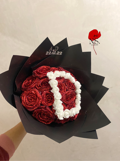 Bouquet de roses fraîches pailleté personnalisé avec une lettre