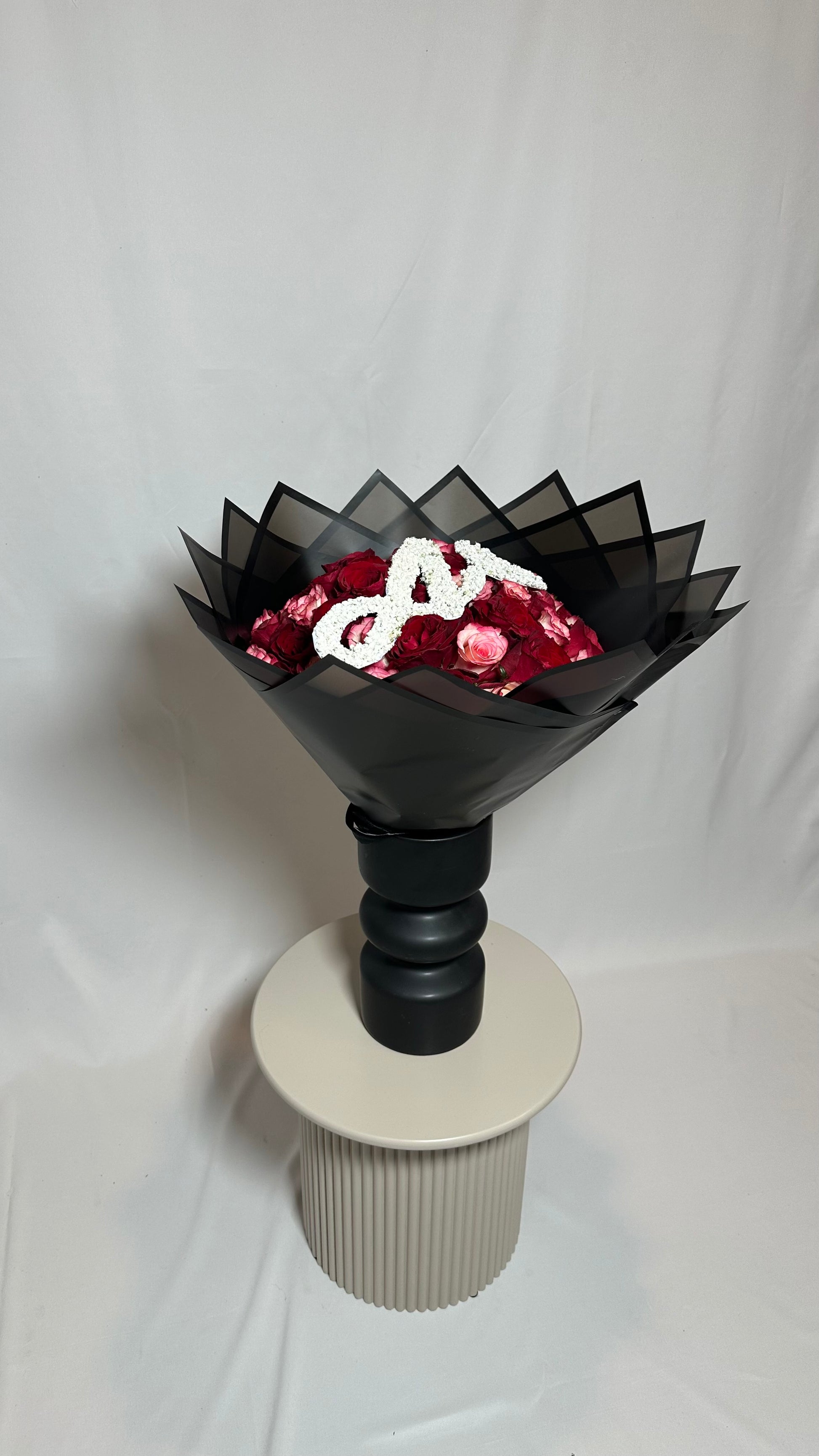Bouquet de roses fraîches personnalisé avec une lettre en gypsophile 