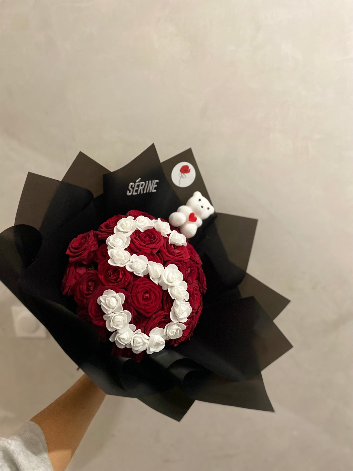 Bouquet de roses fraîches personnalisé avec une lettre et un prénom