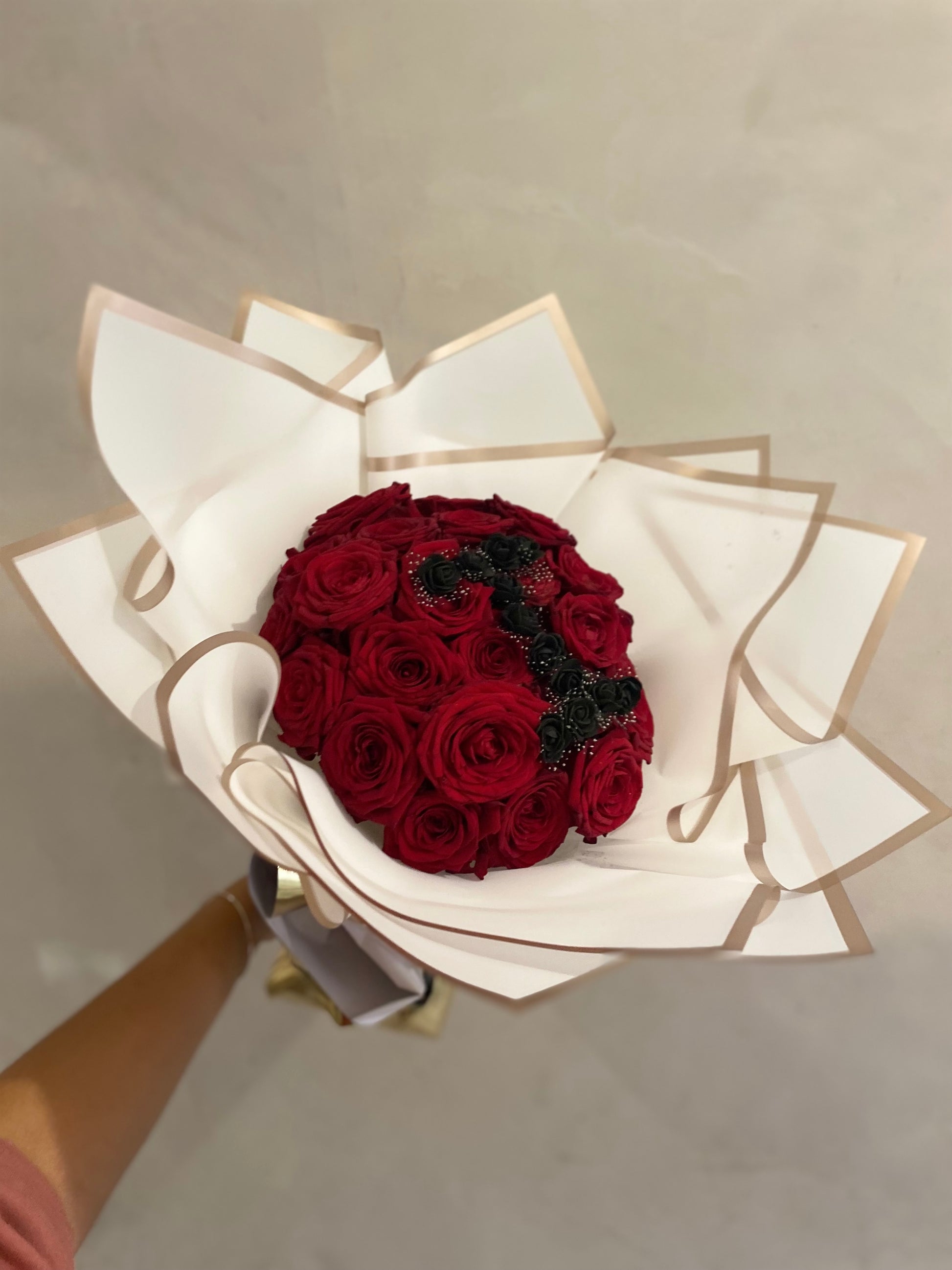 Bouquet de roses fraîches personnalisé avec une lettre 
