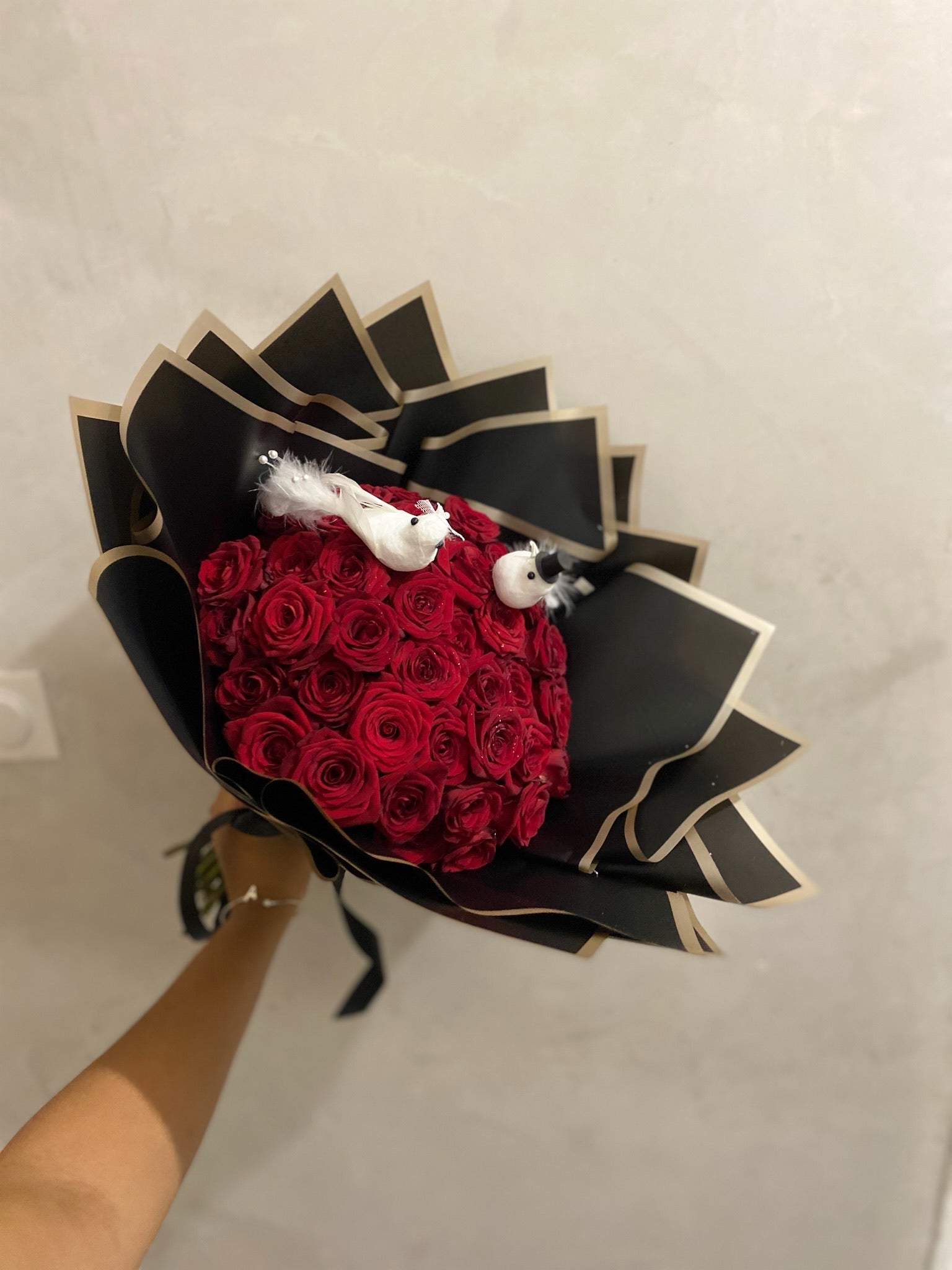 Bouquet de roses roues avec colombes pour mariage