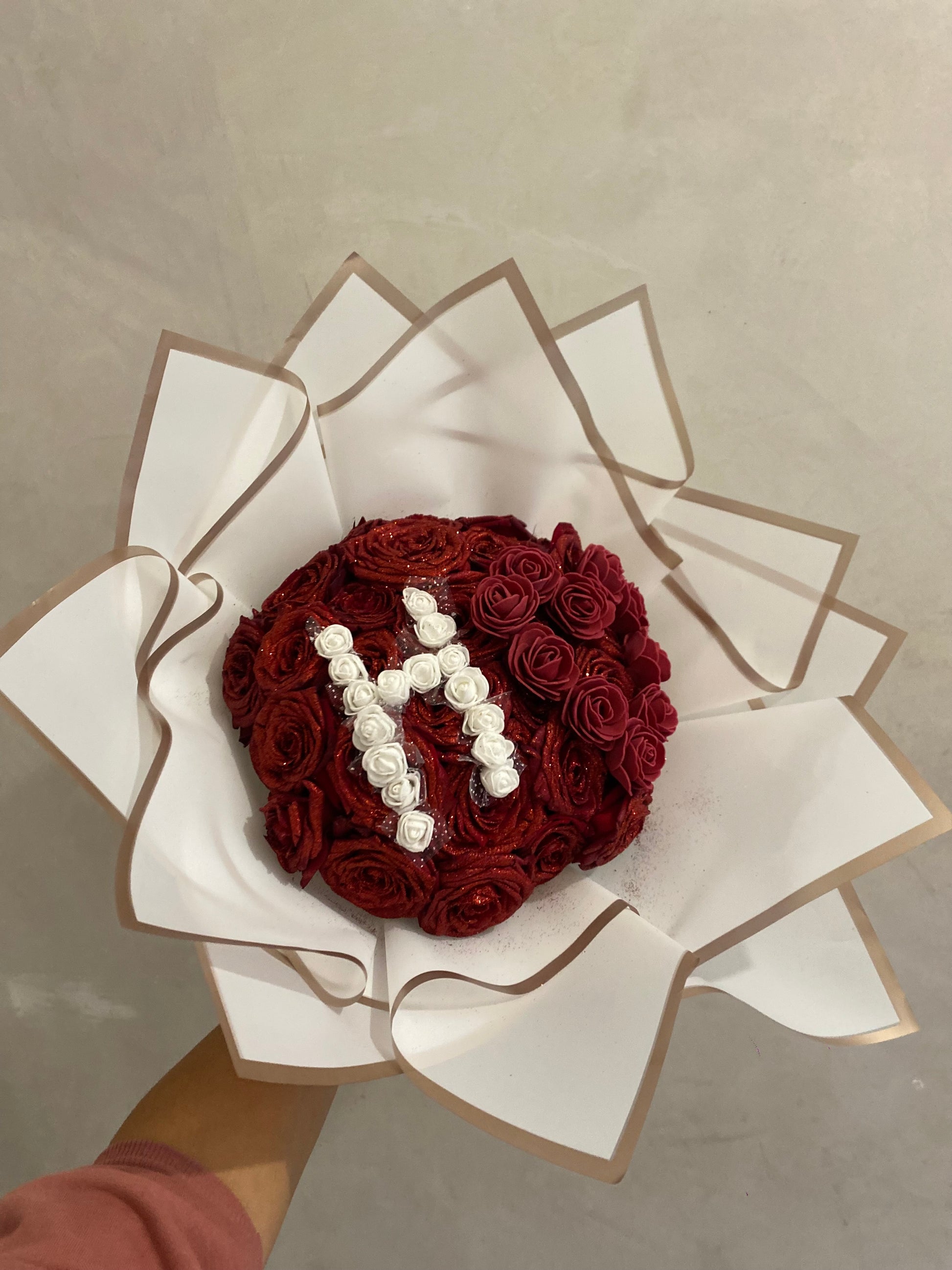 Bouquet de roses fraîches personnalisé avec une lettre H et un emballage blanc