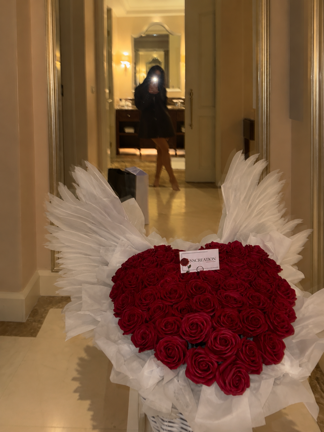 AMORE – Cœur de roses éternelles rouges avec ailes