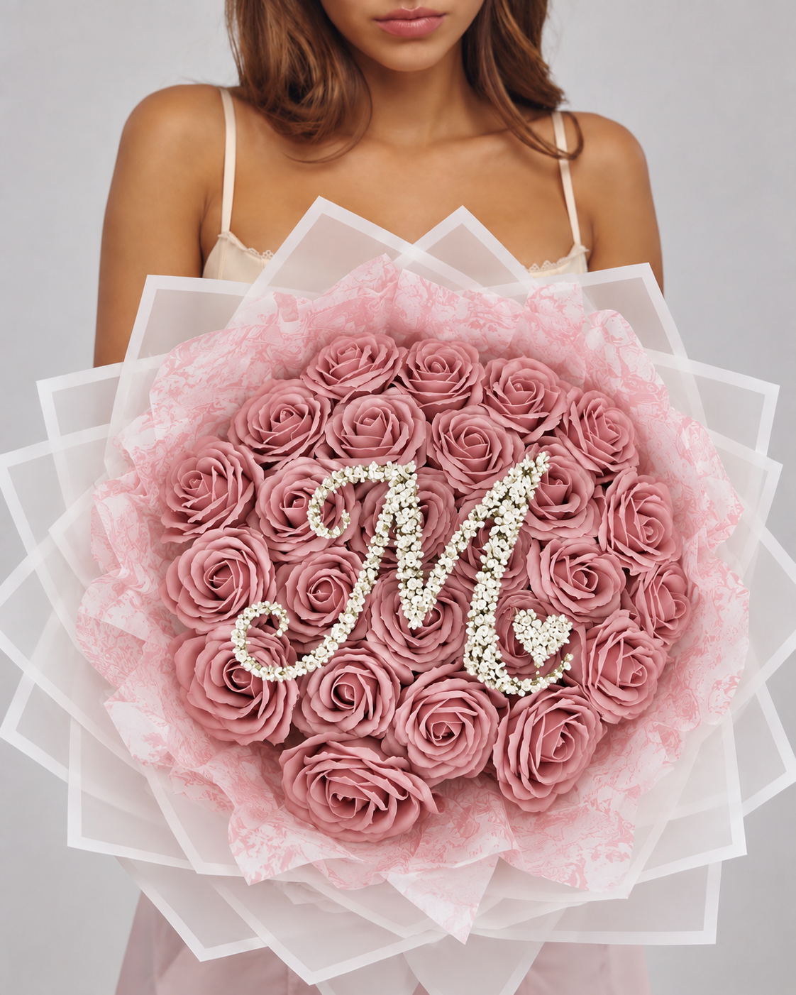 ALERA, bouquet de 25 roses éternelles vieux rose avec lettre perlée, tenu à la main
