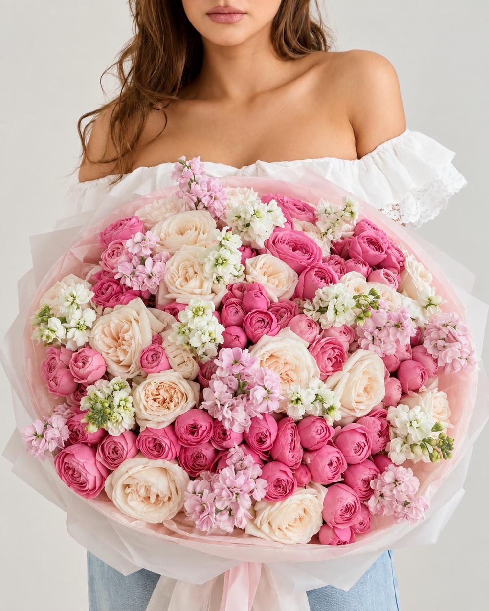 ALISSIA, bouquet de pivoines fraîches roses et blanches avec delphinium, tenu à la main