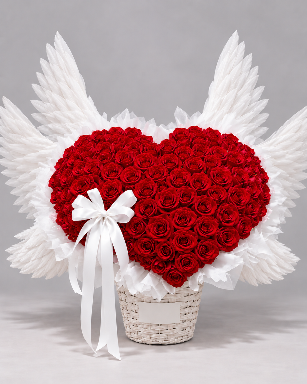 AMORE, cœur de roses éternelles rouges avec ailes blanches et ruban, dans un panier blanc