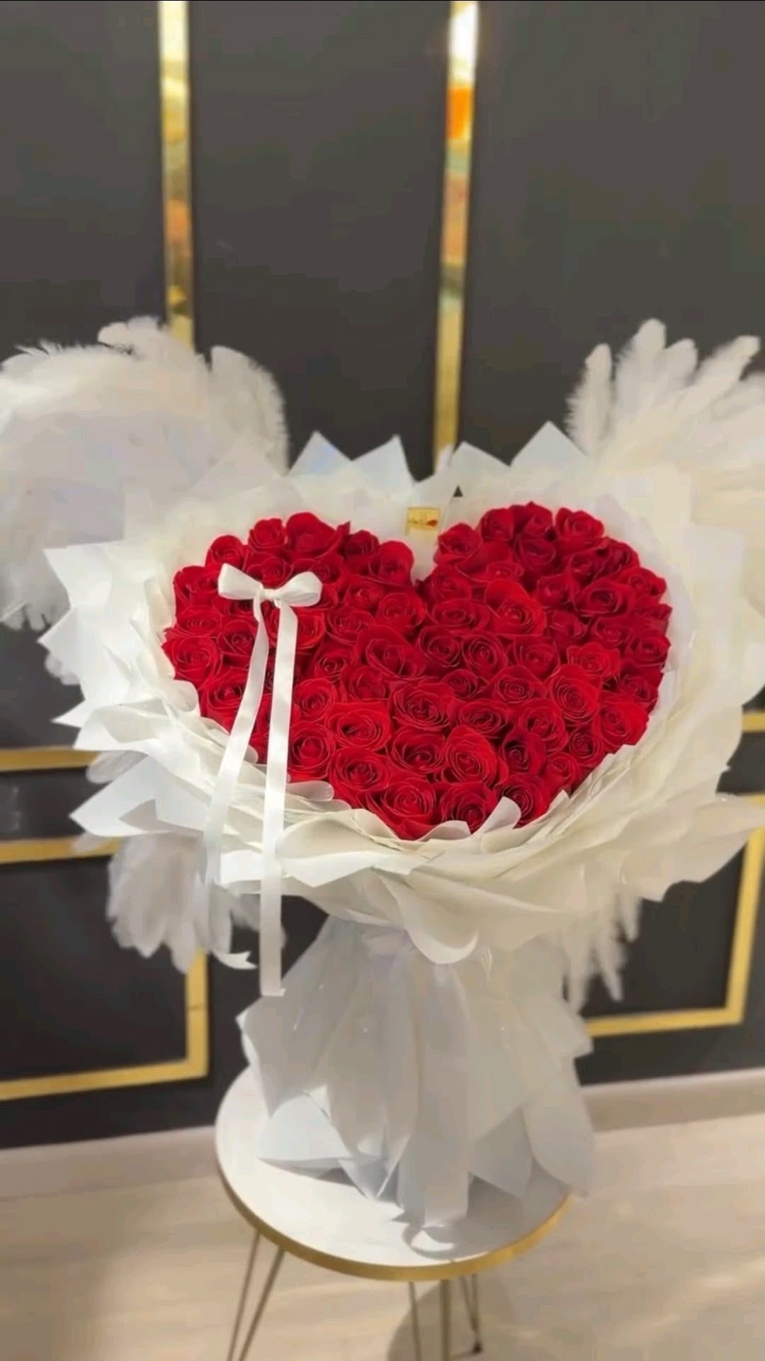 Cœur AMORE de roses éternelles rouges, vue de côté avec panier et ailes