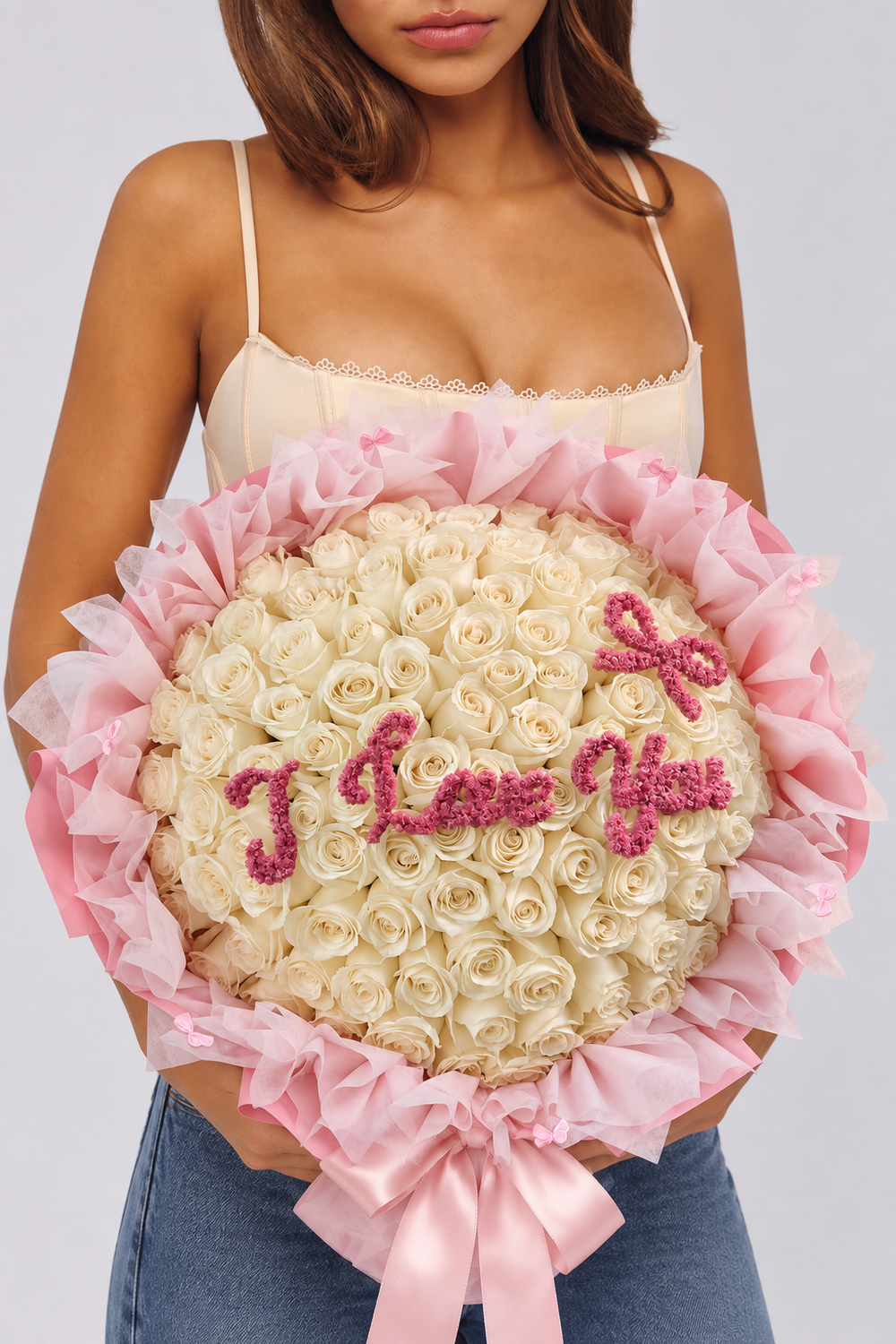 Bouquet Amoureuse de 50 roses blanches fraîches avec message I Love You, porté par une femme