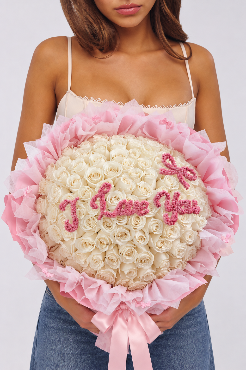 Bouquet Amoureuse de roses blanches et message I Love You tenu dans les bras, vue de face