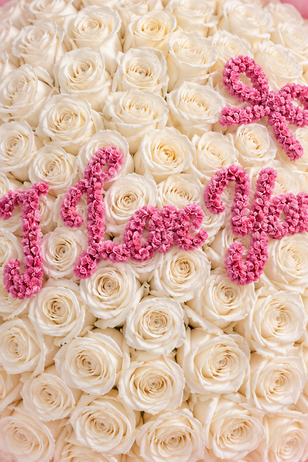 Gros plan sur le message I Love You en roses roses du bouquet Amoureuse