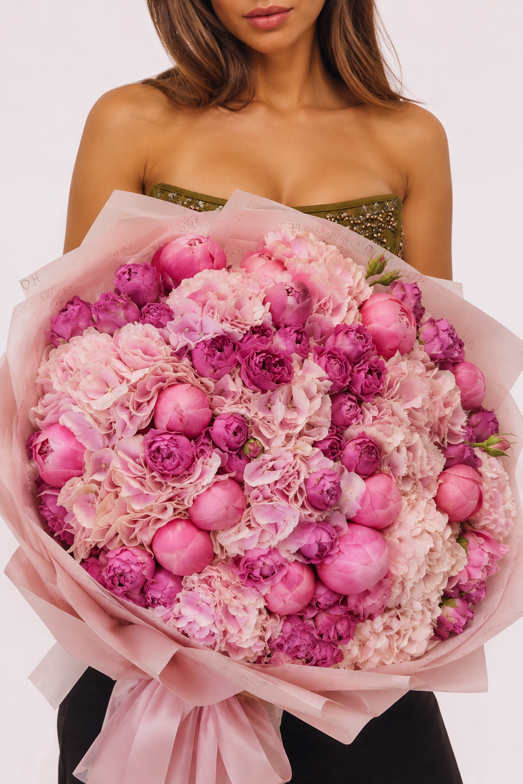 ANA, bouquet d'hortensias et pivoines fraîches roses, tenu à la main