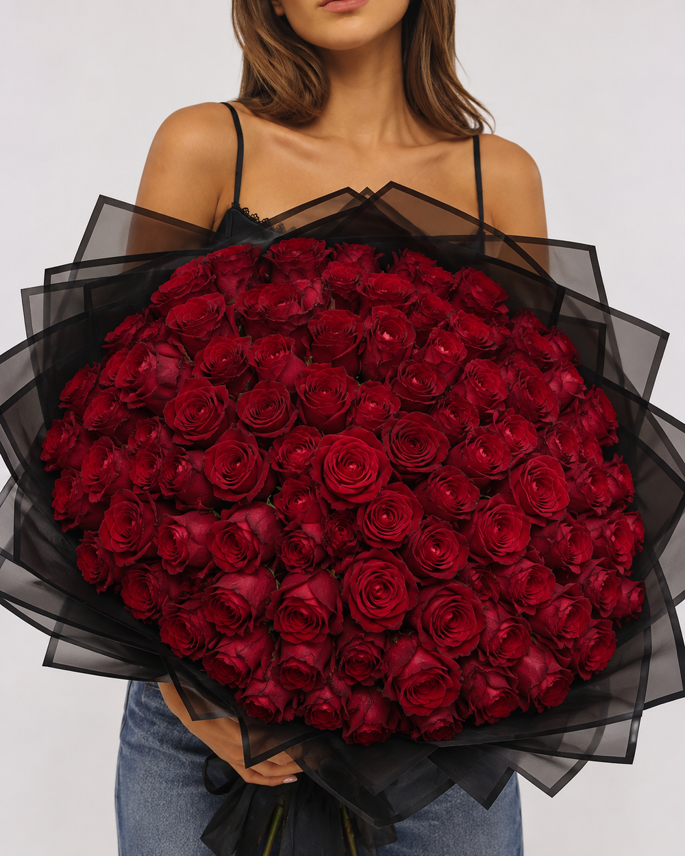 ANASTASIA, bouquet de 100 roses rouges fraîches, tenu à la main