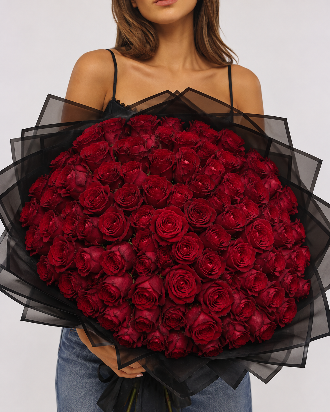 ANASTASIA, bouquet de 100 roses rouges fraîches, tenu à la main