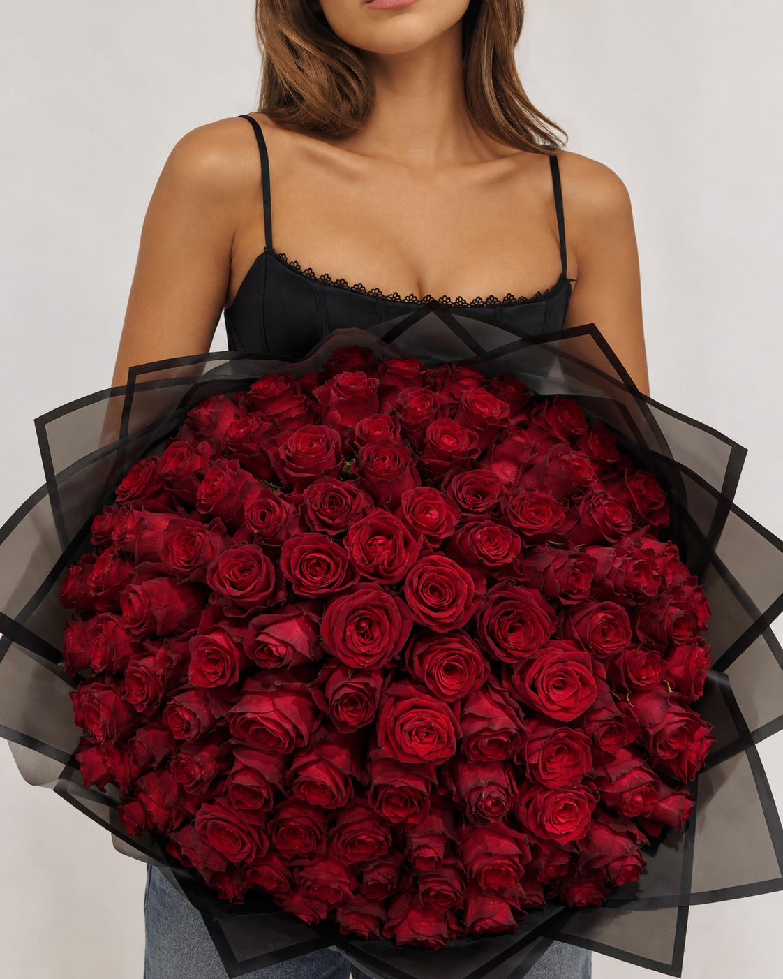 Bouquet ANASTASIA de 100 roses rouges, vue de face portée