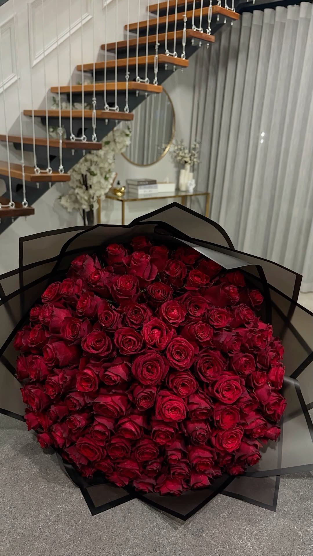Bouquet ANASTASIA de 100 roses rouges fraîches, photo réelle