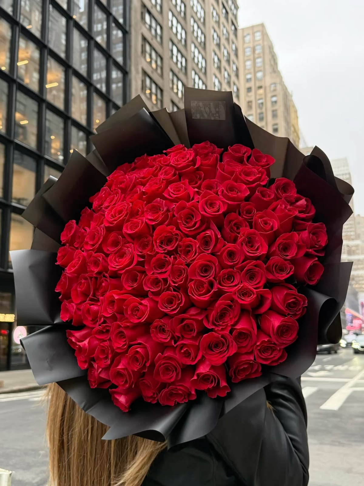 Bouquet ANASTASIA de 100 roses rouges, détail de l'emballage noir