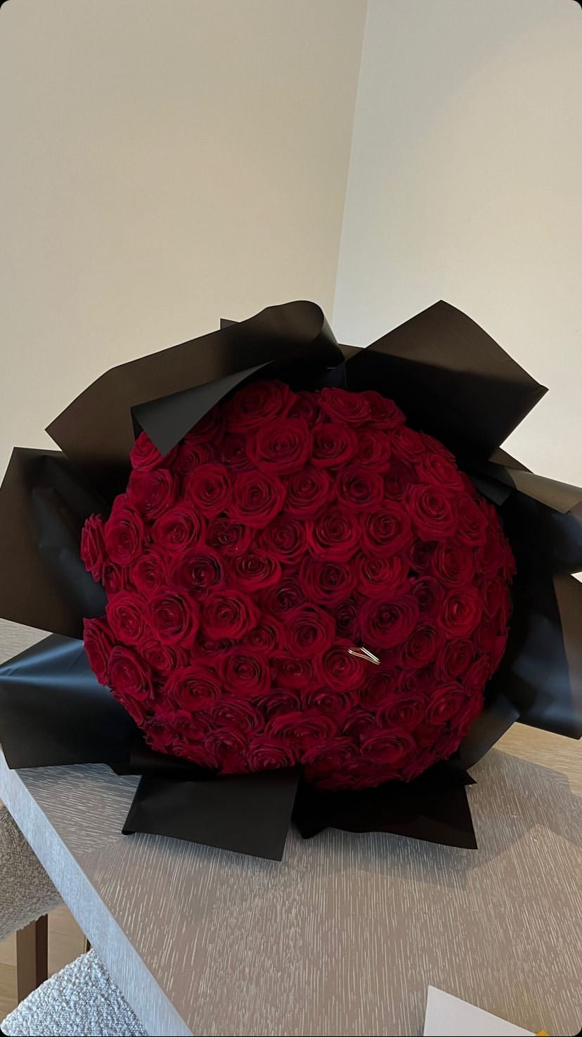Bouquet ANASTASIA de 100 roses rouges fraîches, vue complète