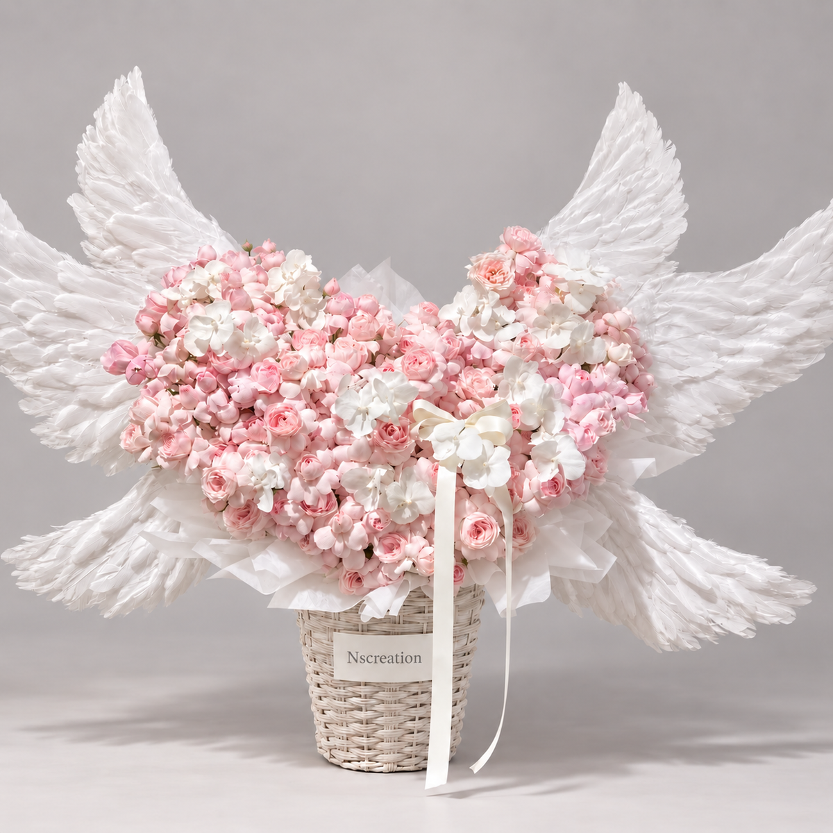ANGEL, cœur de roses éternelles rose pâle avec ailes blanches, ruban et panier tressé