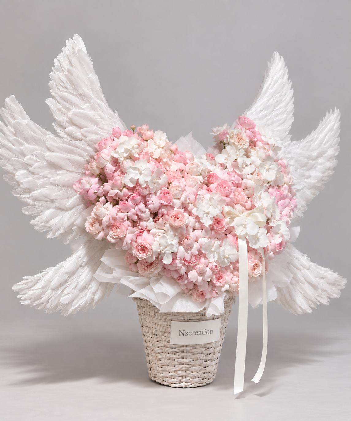 Cœur ANGEL de roses éternelles rose pâle, vue de face avec ailes blanches
