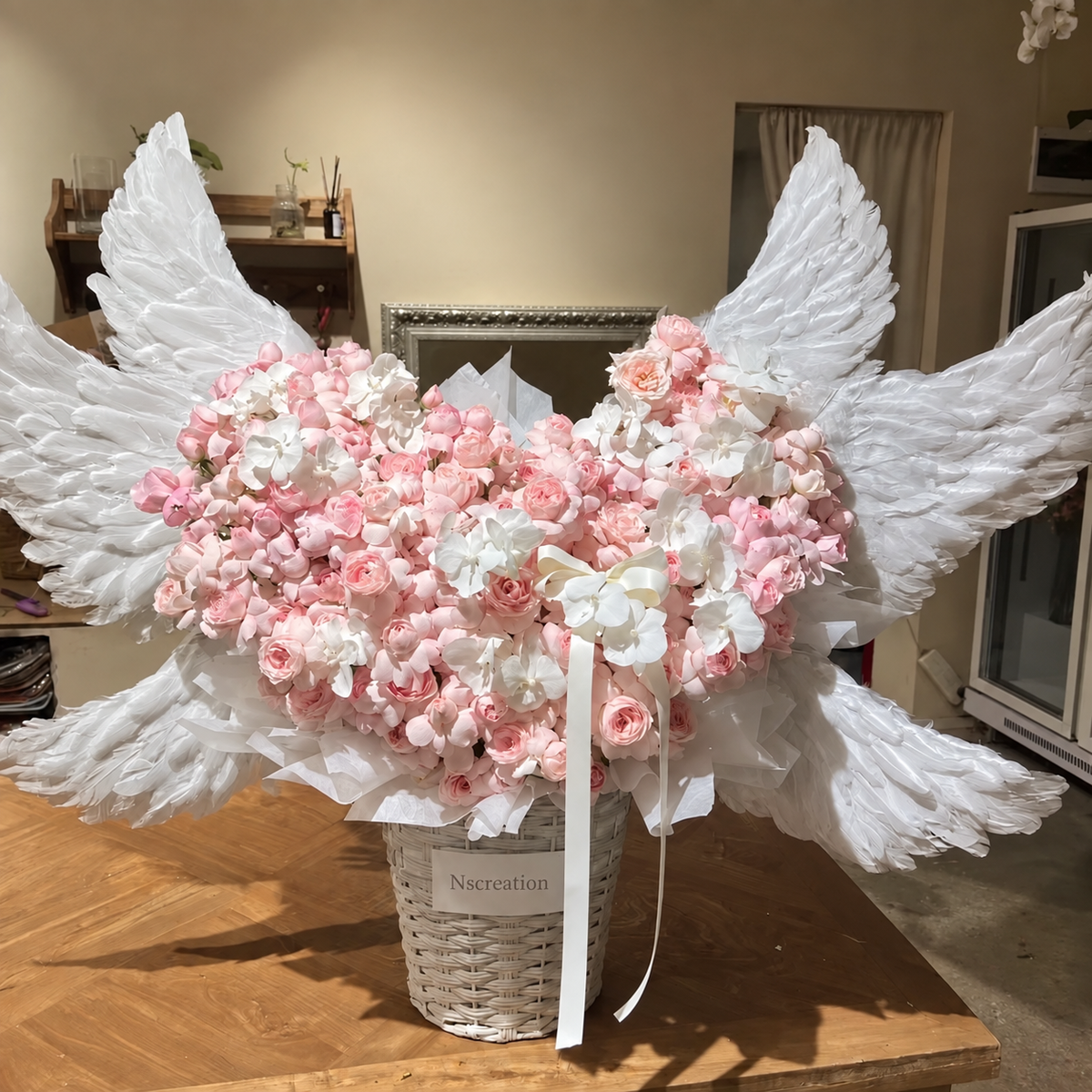 Cœur ANGEL de roses éternelles rose pâle, vue de côté avec panier et ailes
